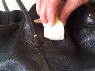 Application d'une resine d'accroche cuir